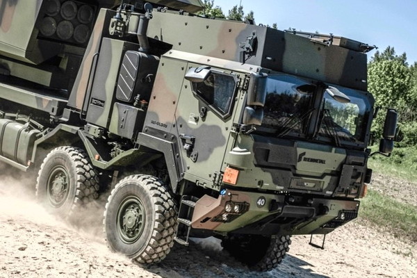 74式戦車よりも重いの!? “見た目トラックな”ロケットランチャー 裏には