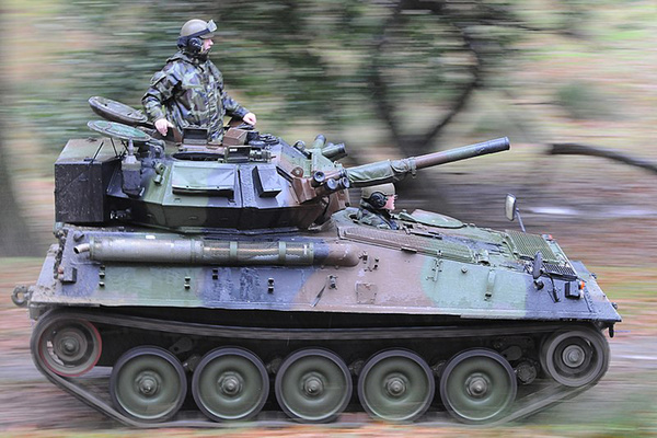戦車界の“最速伝説” FV101「スコーピオン」なぜ生まれた？ ギネス級の