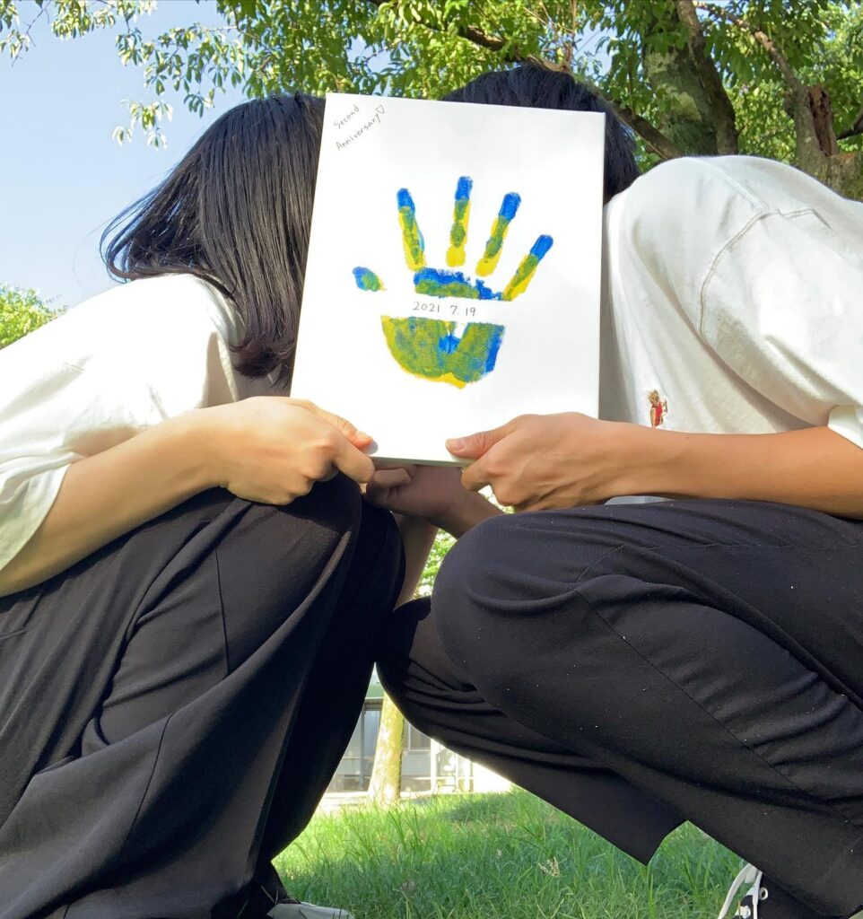 100均diy 記念日に Ticktokで話題のカップル手形アート 材料と作り方も一挙ご紹介 ローリエプレス