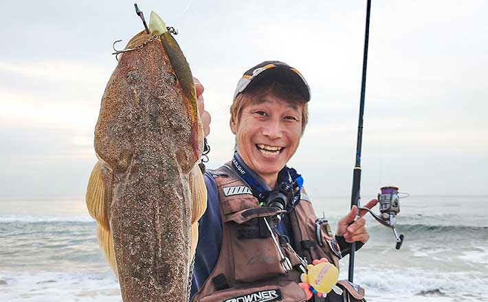 サーフでのルアー釣りで55cmマゴチに46cmヒラメ 高水温は継続中