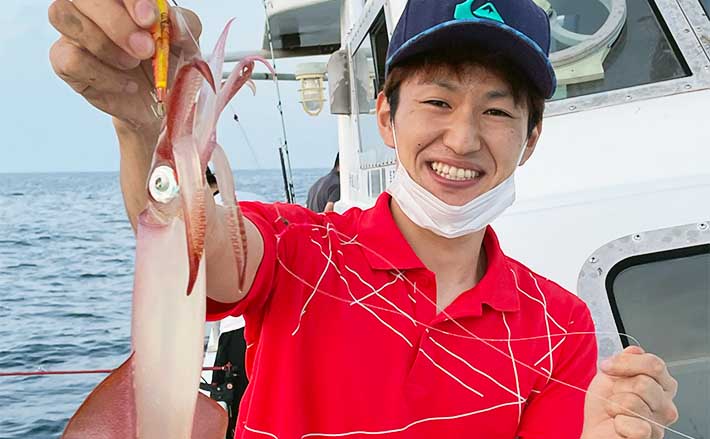 玄界灘の夜焚きイカ釣りでヤリイカ好捕 胴長25〜35cmサイズが中心
