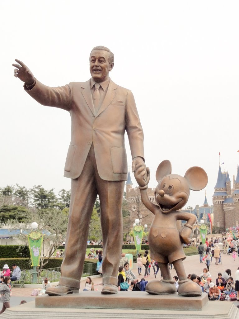 Tdl パートナーズ像 にまつわる3つの物語 シンデレラ城を背に立つウォルト ディズニーとミッキーマウスの銅像 14年12月15日 エキサイトニュース 5 7
