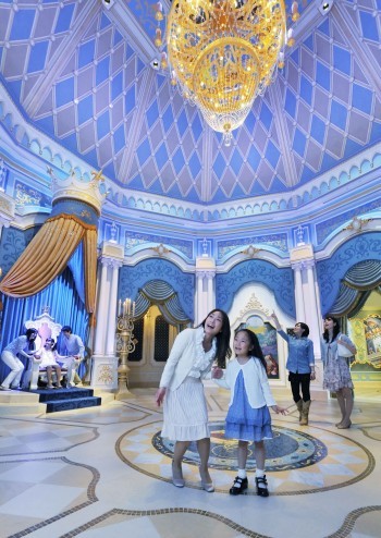 Tdl ガラスの靴は大人でも履ける シンデレラのフェアリーテイル ホール をもっと楽しむ5つのポイント 15年9月21日 エキサイトニュース