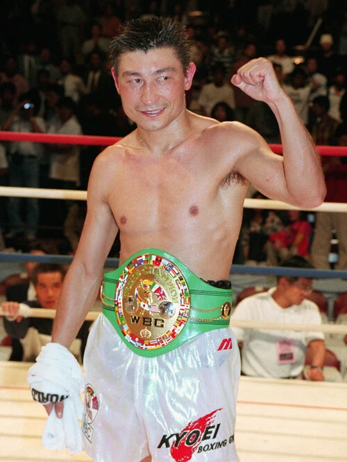 旧ソ連、初の世界王者誕生　勇利アルバチャコフvsムアンチャイ　ボクシングパンフ 勇利アルバチャコフWBC世界フライ級（…：「世界」を獲った