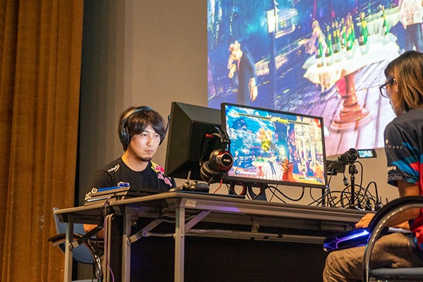 プロゲーマー ウメハラの試合に熱狂 大阪から広がる Eスポーツ の波 19年6月8日 エキサイトニュース 2 3