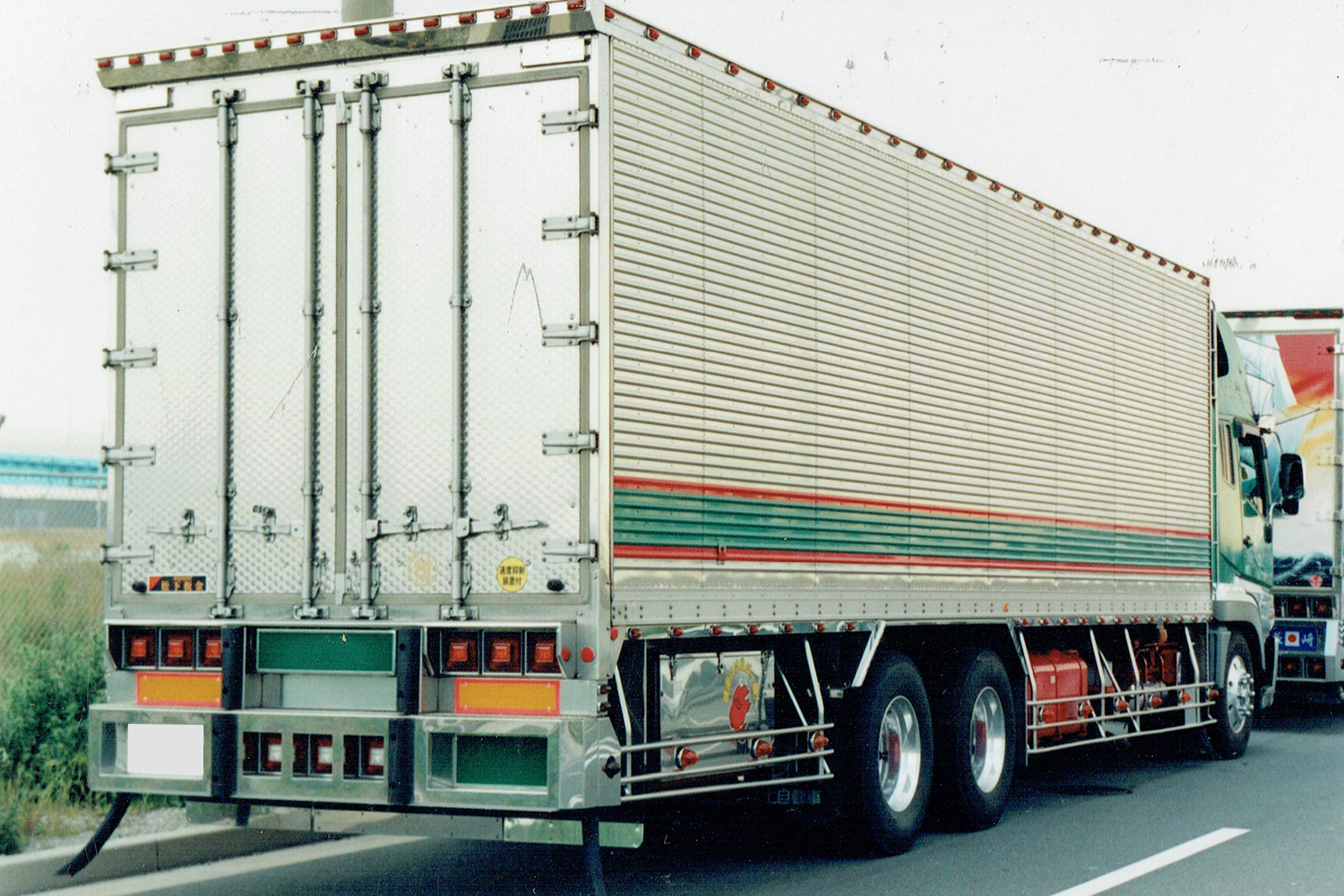 大型トラックの「タイヤの数」と「位置」に注目すると面白さ倍増！ いまの流行は「運転しづらい」４軸低床だった (2024年5月12日) -  エキサイトニュース