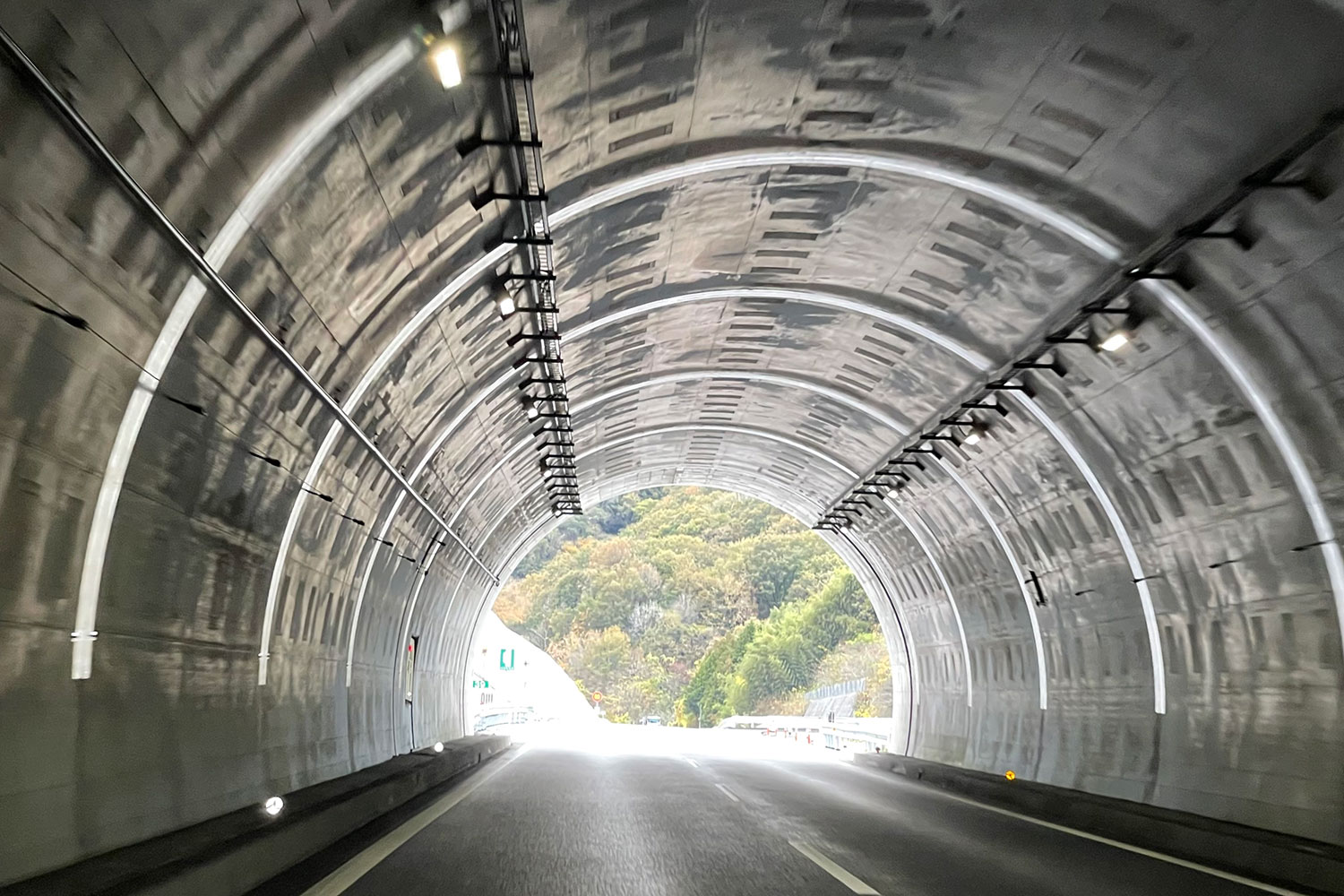 そういえば昔のトンネルって「オレンジ色の光」じゃなかった 