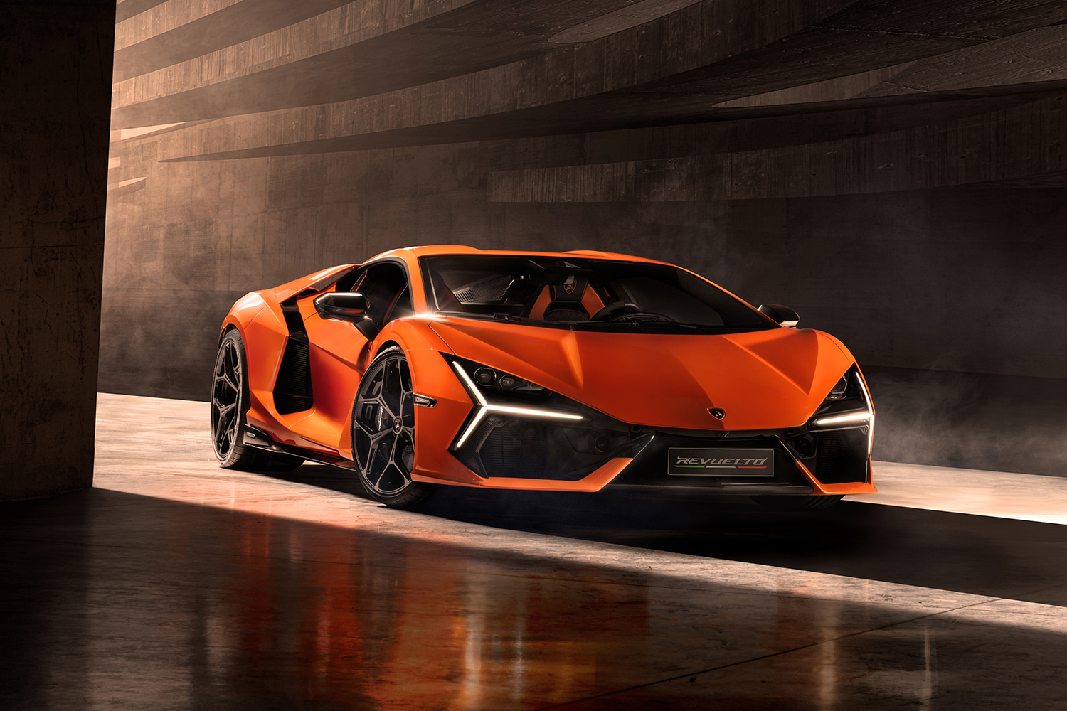 ランボルギーニの新V12搭載車「レヴェルト」が登場！ 3モーターの