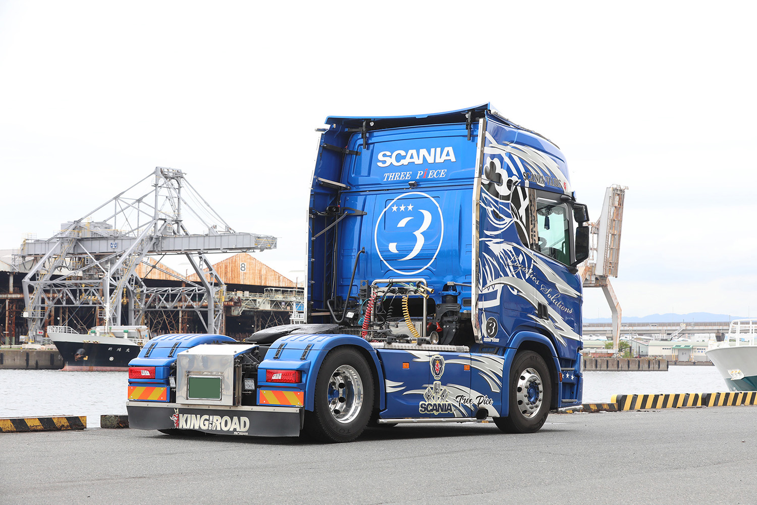 ド派手な電飾も張り出したバンパーもなし！ デコトラ界の新風「ユーロ