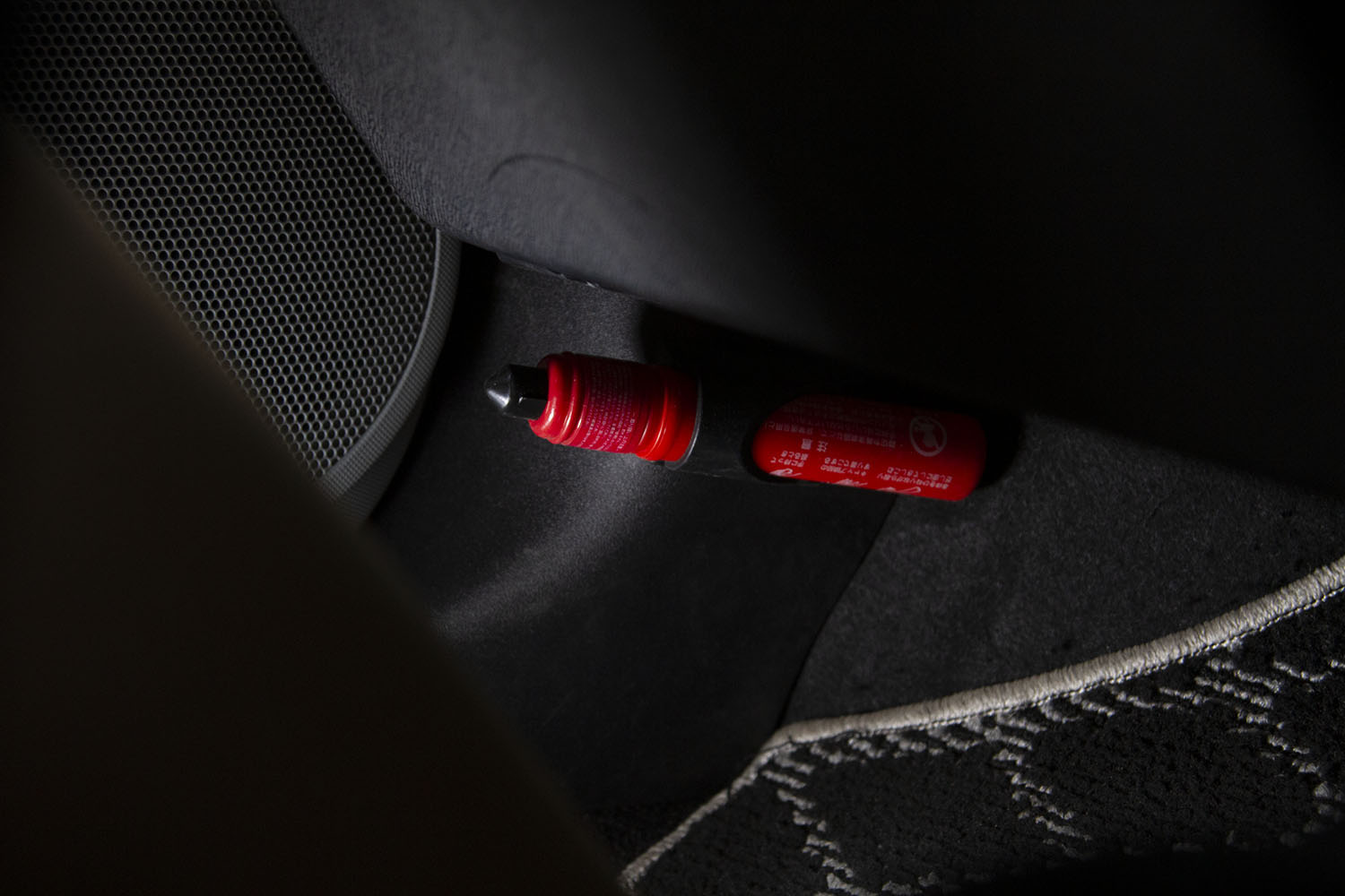 進化しないんじゃなくて必要ない クルマの 発炎筒 が昔から変わらないワケ 22年6月23日 エキサイトニュース