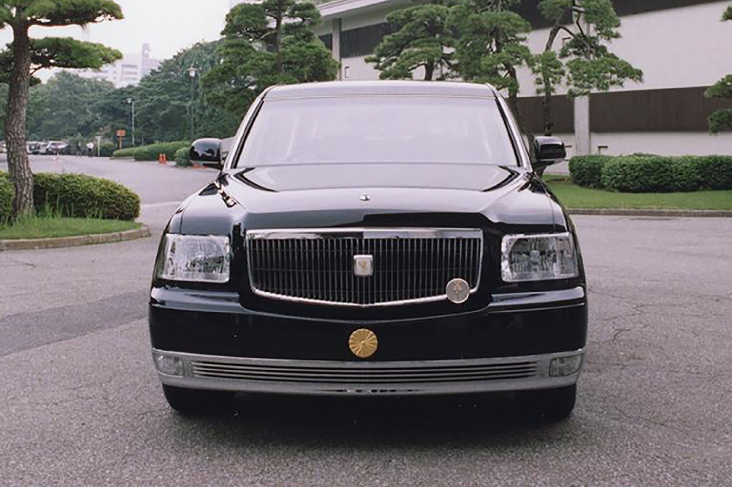 公道を走ってるけど見慣れたナンバープレートがない 御料車に装着される丸い 皇の字 プレートとは 22年5月25日 エキサイトニュース