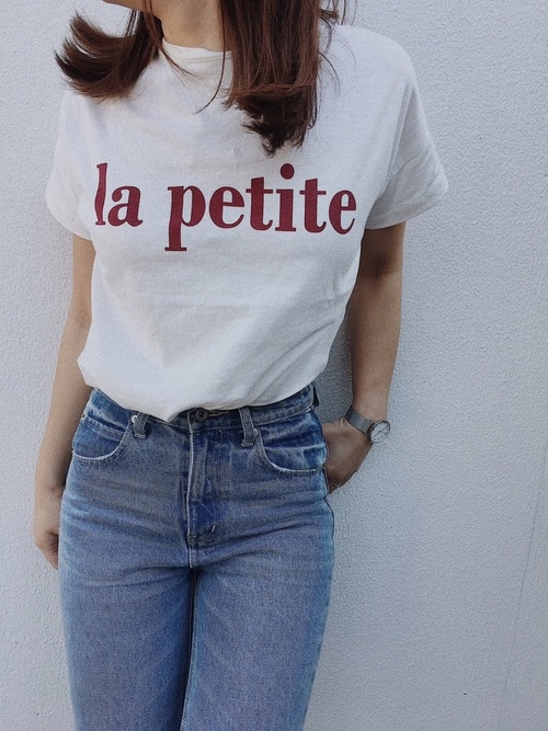 絶妙に女っぽい おしゃれさんの間で 赤ロゴtシャツ がhit中 ローリエプレス