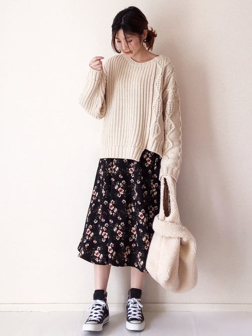 スカート風に着るのがかわいい 花柄ワンピonニットコーデに注目 ローリエプレス