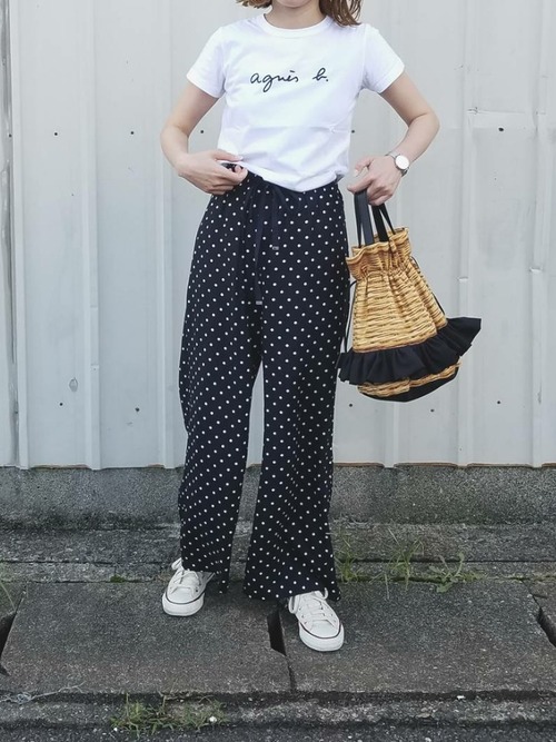 大人の女子が着る おしゃれに見えるロゴtシャツのブランド3選 ローリエプレス 大人の女子が着る おしゃれに見えるロゴtシャツのブランド3選 ローリエプレス