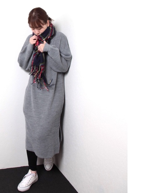 実は男ウケも 冬のニットワンピース スニーカーコーデが最強っぽい ローリエプレス