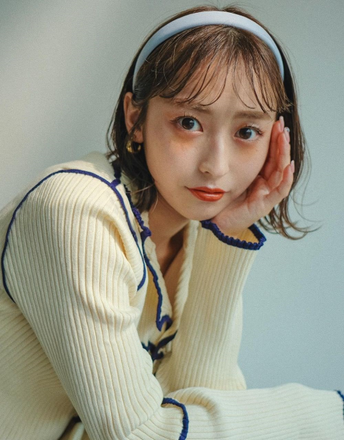 小顔効果抜群 太カチューシャを使ってできるトレンドヘアスタイル ローリエプレス