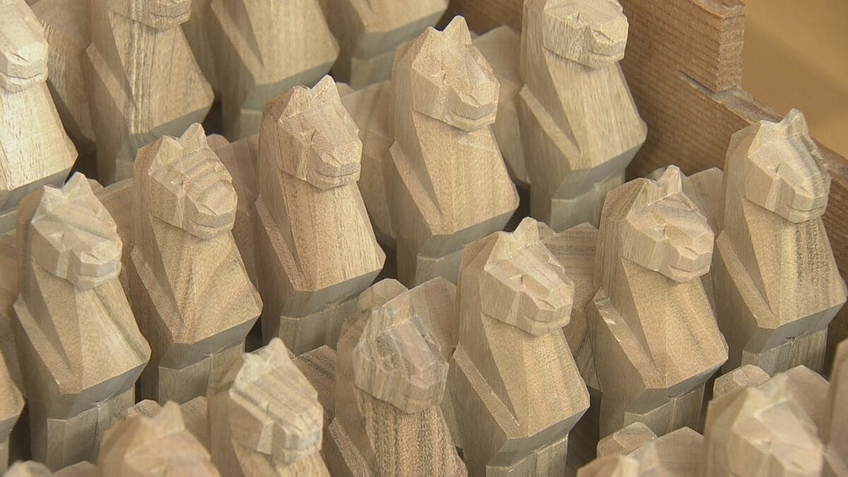 来年の干支“丙午”を一刀彫り 新春の旭日に凛とたくましく前進する春駒