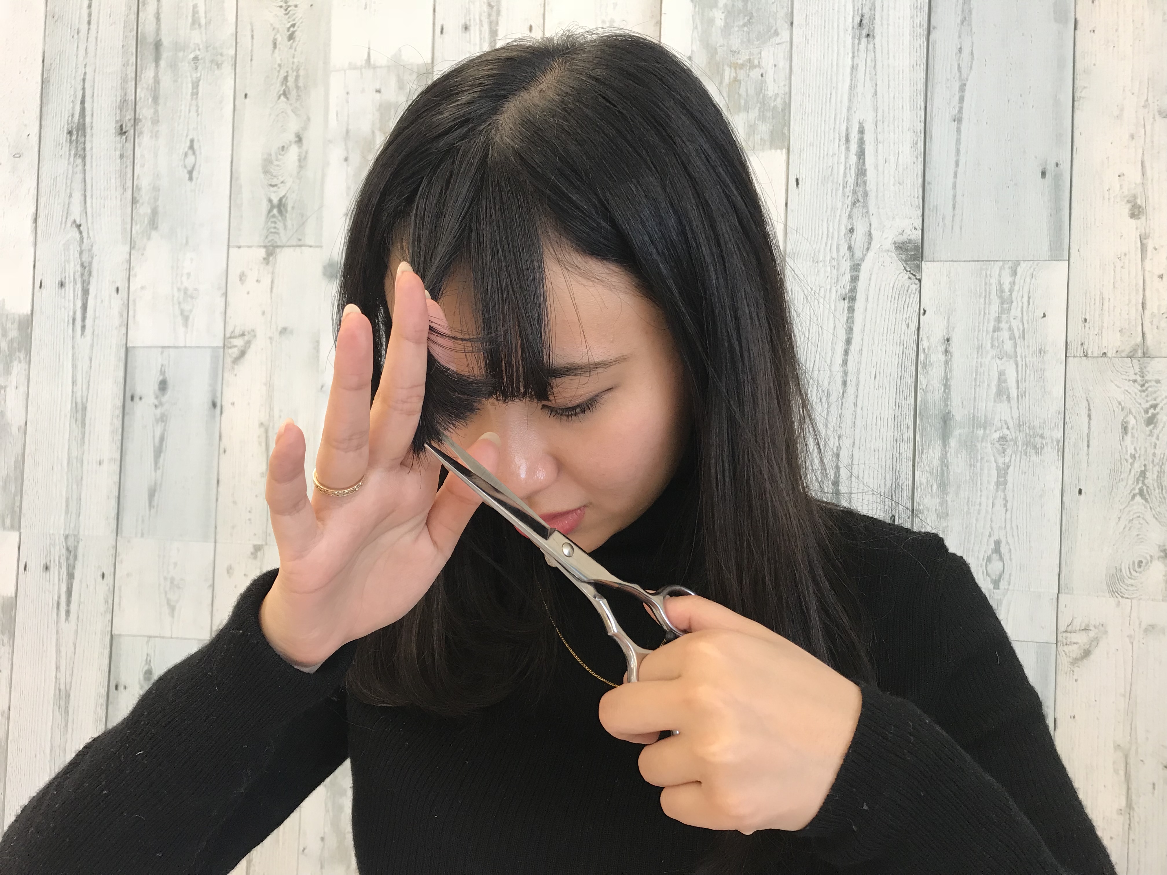 前髪の切り方 セルフカットのやり方７選 失敗しないコツと用意するもの ローリエプレス