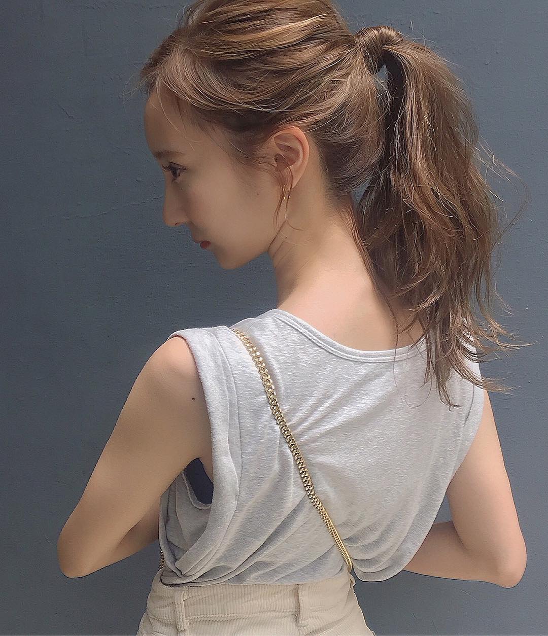 首伸ばしたい 垢抜けて見える 首を伸ばす方法教えます ローリエプレス