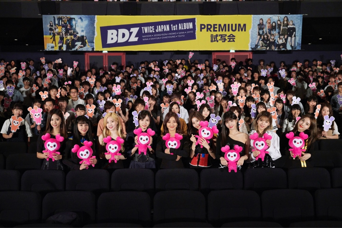Twice トーク サプライズ映像上映のプレミアムな試写会でメンバー涙 エキサイトニュース