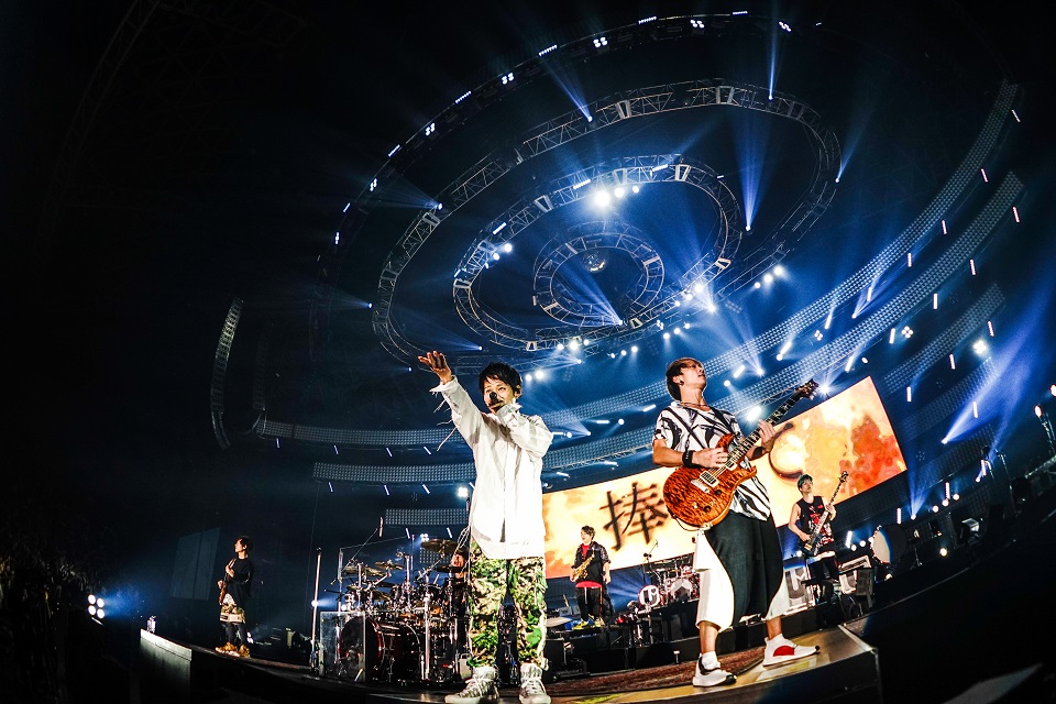 Uverworld アリーナツアー千秋楽 毎年恒例の茶番 事務所社長による全身タイツでの宙づりで幕 エキサイトニュース