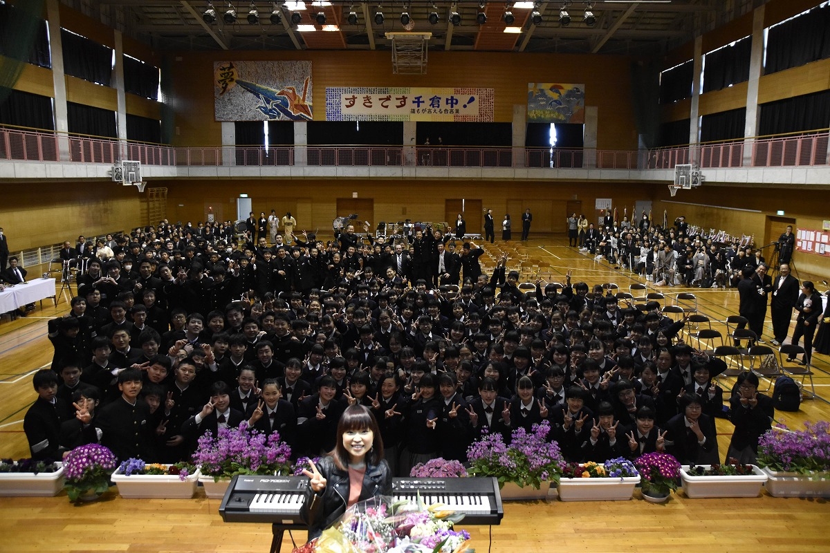 川嶋あい、15年連続の卒業式サプライズライブ 代表曲「旅立ちの日に・・・」を卒業生にプレゼント - エキサイトニュース