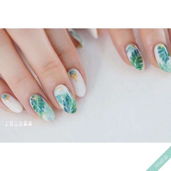 リゾート感あふれる 手描きリーフ のネイル集 夏にぴったりなデザイン ローリエプレス