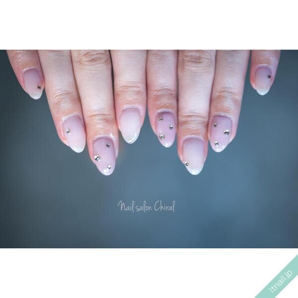 おしゃれな ストーン使い でネイルを格上げ おすすめのデザインをご紹介 ローリエプレス おしゃれな ストーン使い でネイルを格上げ おすすめのデザインをご紹介 ローリエプレス