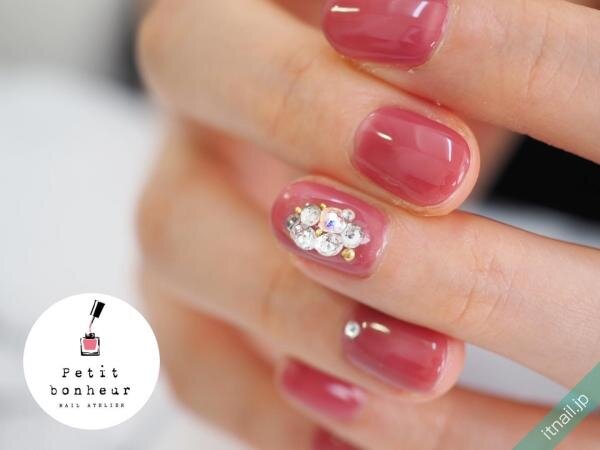 おしゃれな ストーン使い でネイルを格上げ おすすめのデザインをご紹介 ローリエプレス