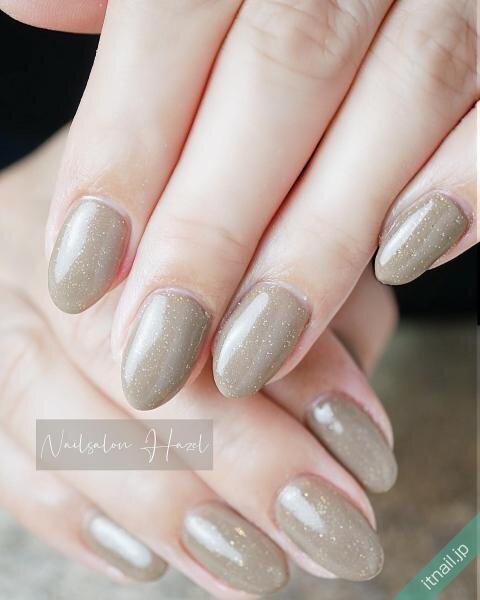 オフィスでの新定番 グレージュネイルが上品見えする ローリエプレス