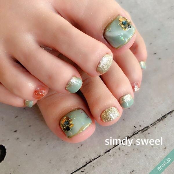 グリーンカラーの天然石ネイル 特集 ハンド フット別にご紹介 ローリエプレス