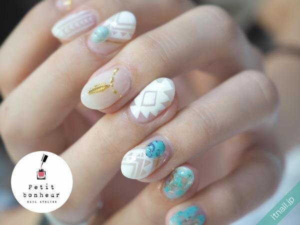 人気の フェザーネイル まとめ ふわりと舞っているような指先へ ローリエプレス