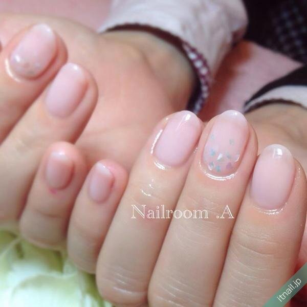 オフィスシーンにおすすめ 上品ネイルに1本だけアートをプラス ローリエプレス