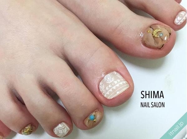 これが大人のお洒落の流儀 大理石柄のエレガントなフットネイル ローリエプレス これが大人のお洒落の流儀 大理石柄のエレガントなフットネイル ローリエプレス