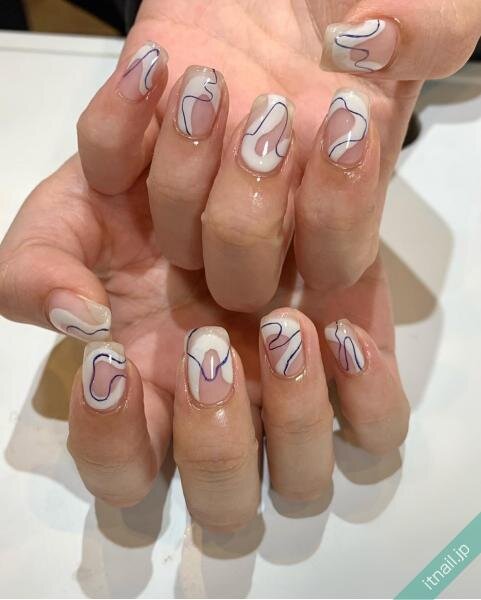 線の太さを変えるだけで垢抜ける 細めのラインアートネイル ローリエプレス