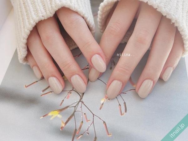 冬の 優しいネイル はオフホワイトにお任せ 人気デザインをcheckしよう ローリエプレス