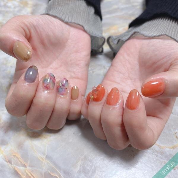 夏の オレンジ グレー ネイルがおしゃれ 差のつくこなれた指先へ ローリエプレス