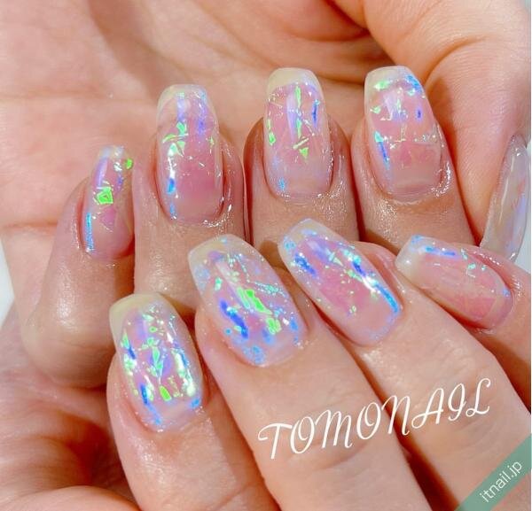 光の角度で色が変化 上品に輝くオーロラネイルのバリエーション ローリエプレス