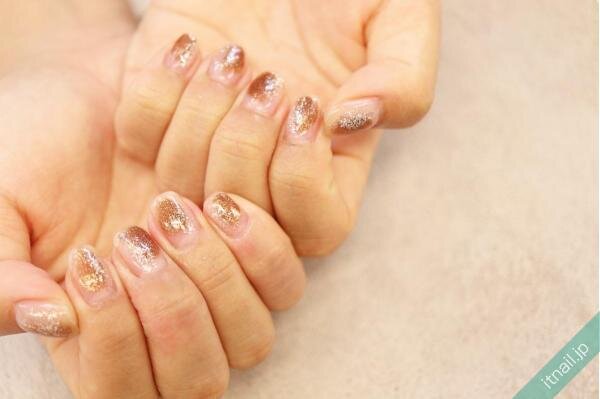 華やかな指先に ゴールドを使ってアートするネイルデザイン特集 ローリエプレス