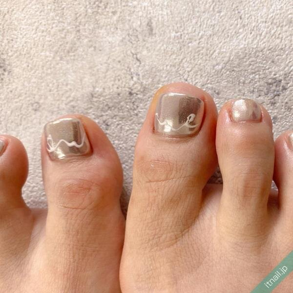 足元のオシャレ映え必至 ミラーフットネイル デザイン７選 ローリエプレス