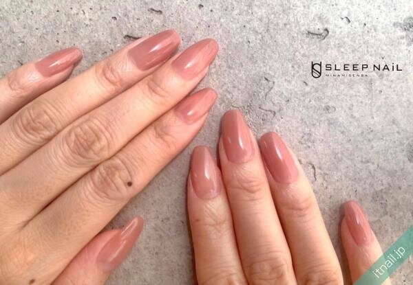 大人可愛いネイルはどっちで作る ピンクベージュvsグレイッシュピンクのネイル集 ローリエプレス