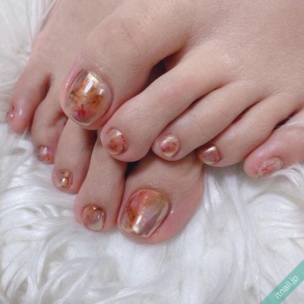 メタリックのフットネイル7選 主張強めなキラキラデザイン集 ローリエプレス