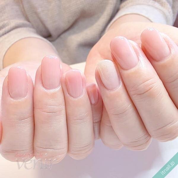 ナチュラルな美しさ 乳白色ネイル でつくる大人の指先 ローリエプレス