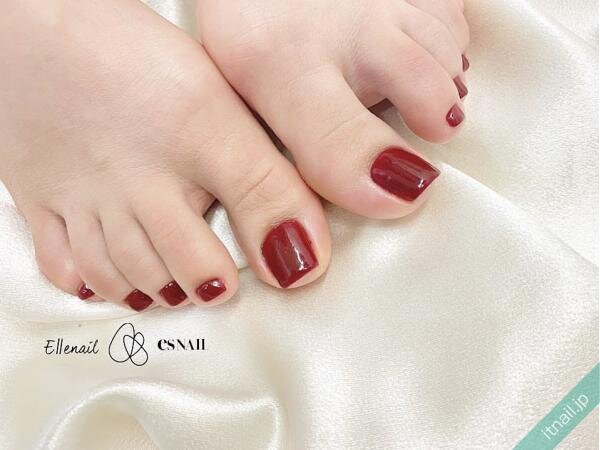 初秋にまといたい ワンカラーのフットネイルでシンプルなおしゃれをget ローリエプレス