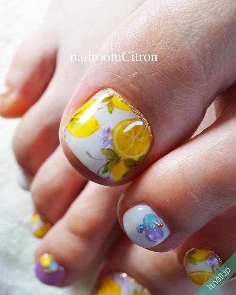 夏は爽やかなレモン柄ネイルへ 大人向けのハンド フットデザインもご紹介 ローリエプレス