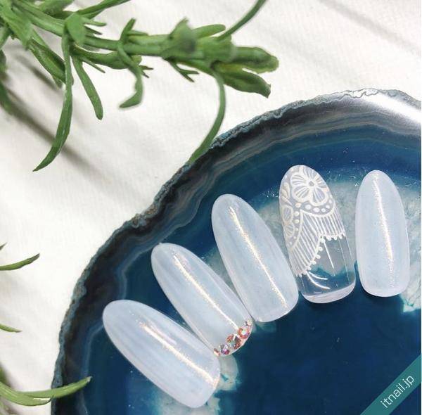 清楚で上品 カルピスみたいな色味のクリアホワイトネイル特集 ローリエプレス