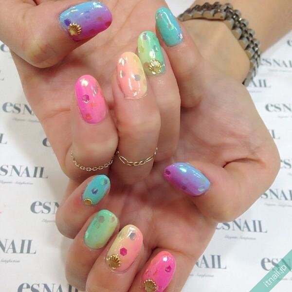 レインボー柄のネイルがテンションあがる おすすめデザイン特集 ローリエプレス