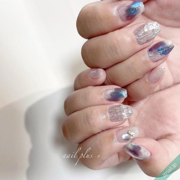 濃いめの ブルーネイル が今の気分 冬の手元に映えるおしゃれデザイン集 ローリエプレス