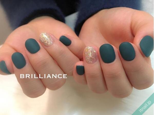 おしゃれ度格上げ 21年の秋ネイルは 深みグリーン がトレンド ローリエプレス