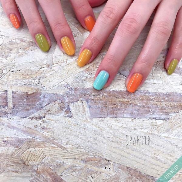 大人のカラフルネイル 色で遊ぶ シンプル ハードル低めの多色デザイン8選 ローリエプレス